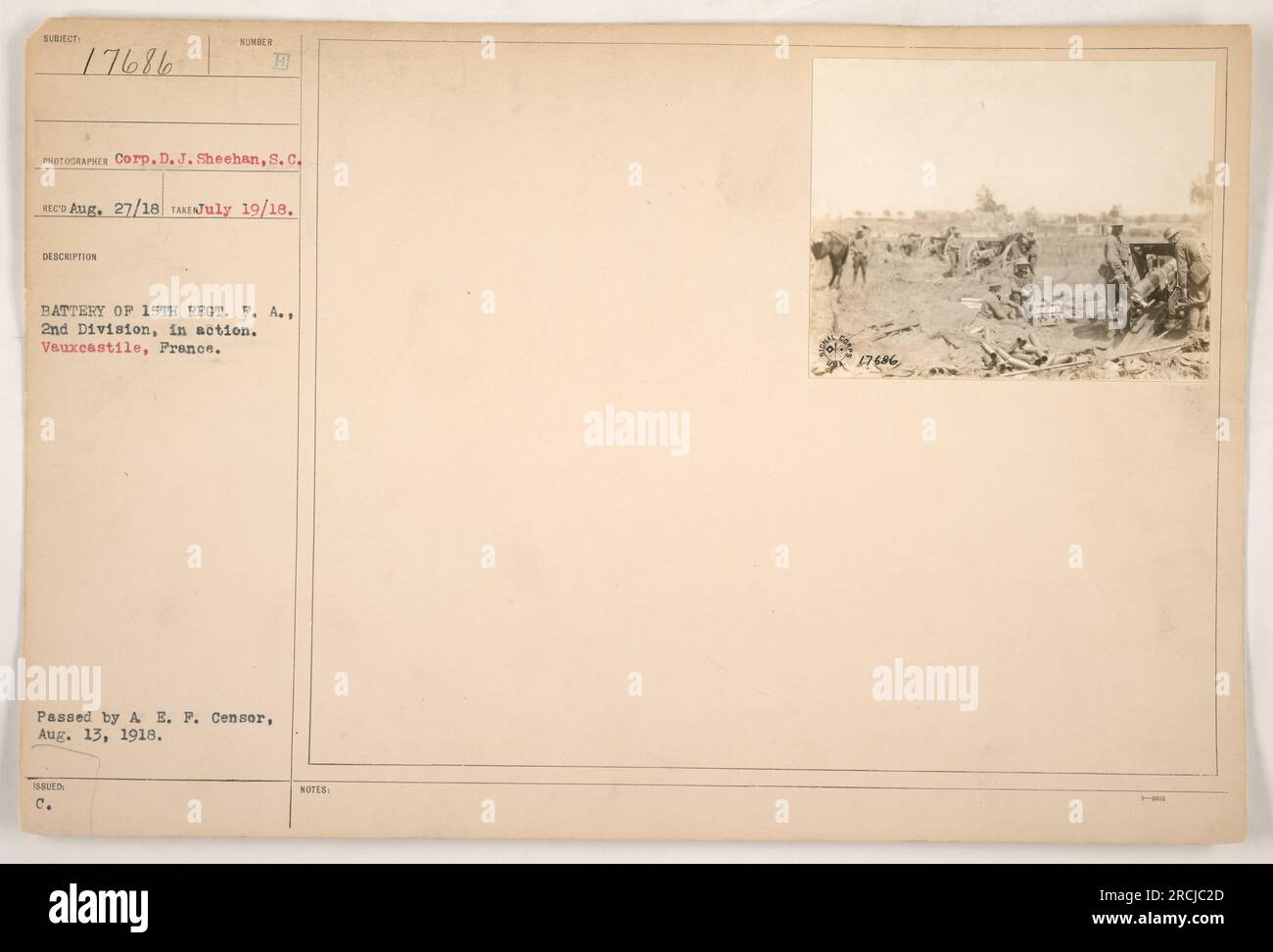L'image montre une batterie du 15e régiment d'artillerie de campagne, 2e division, en action à Vauxcastile, en France pendant la première Guerre mondiale La photographie a été prise le 19 juillet 1918 et publiée plus tard par le censeur A. E. P. le 13 août 1918. Le photographe est Corp. D. J. Sheehan. Banque D'Images