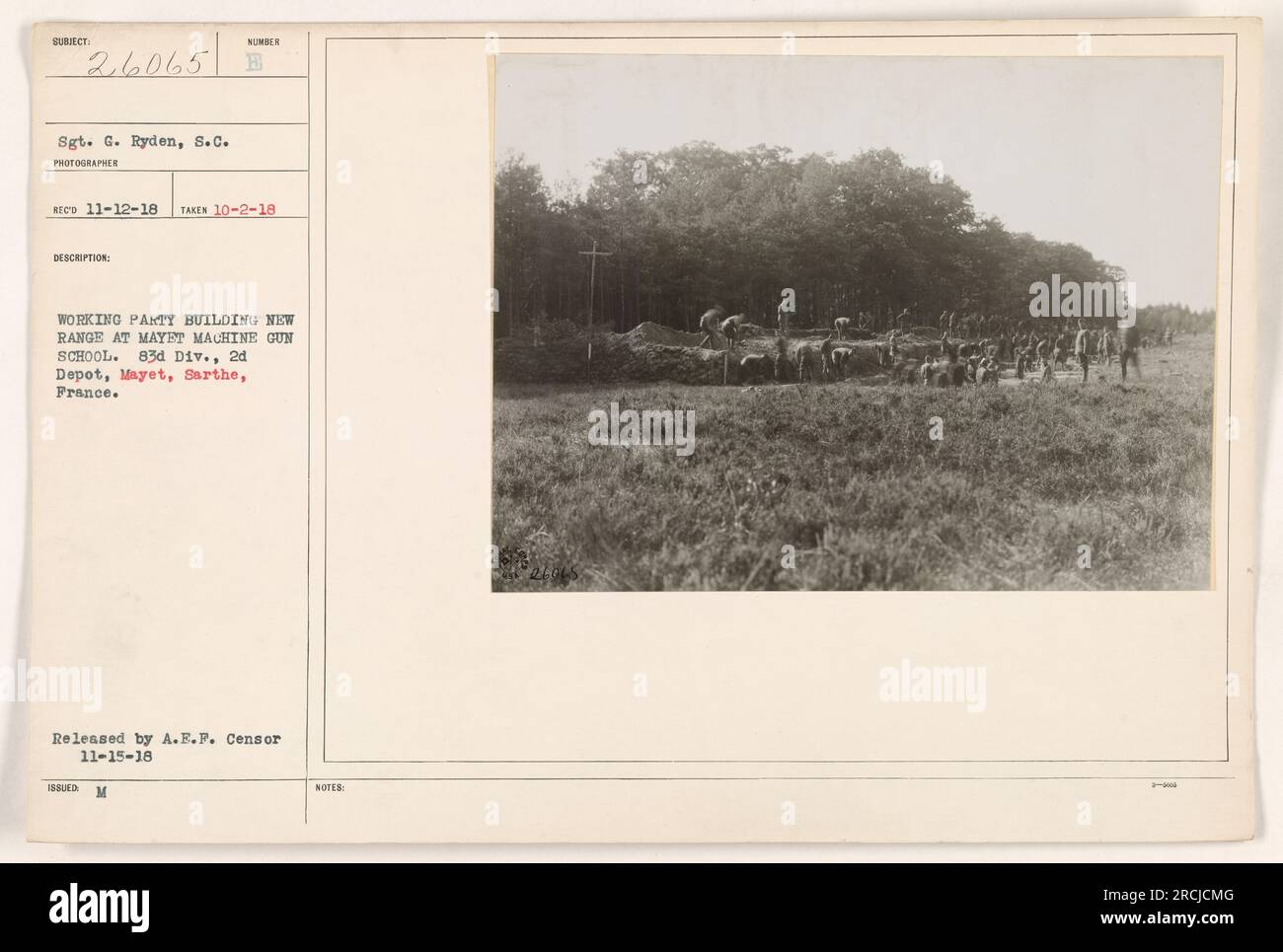 Le sergent G. Ryden, un membre du corps des signaux, est représenté sur cette photo travaillant dans le cadre d'une équipe à l'école de mitrailleuses Mayet en France. L'équipe construit une nouvelle gamme pour la 83e Division au 2e dépôt. La photographie a été prise le 2 octobre 1918 et publiée par le censeur de l'A.E.F le 15 novembre 1918. Banque D'Images