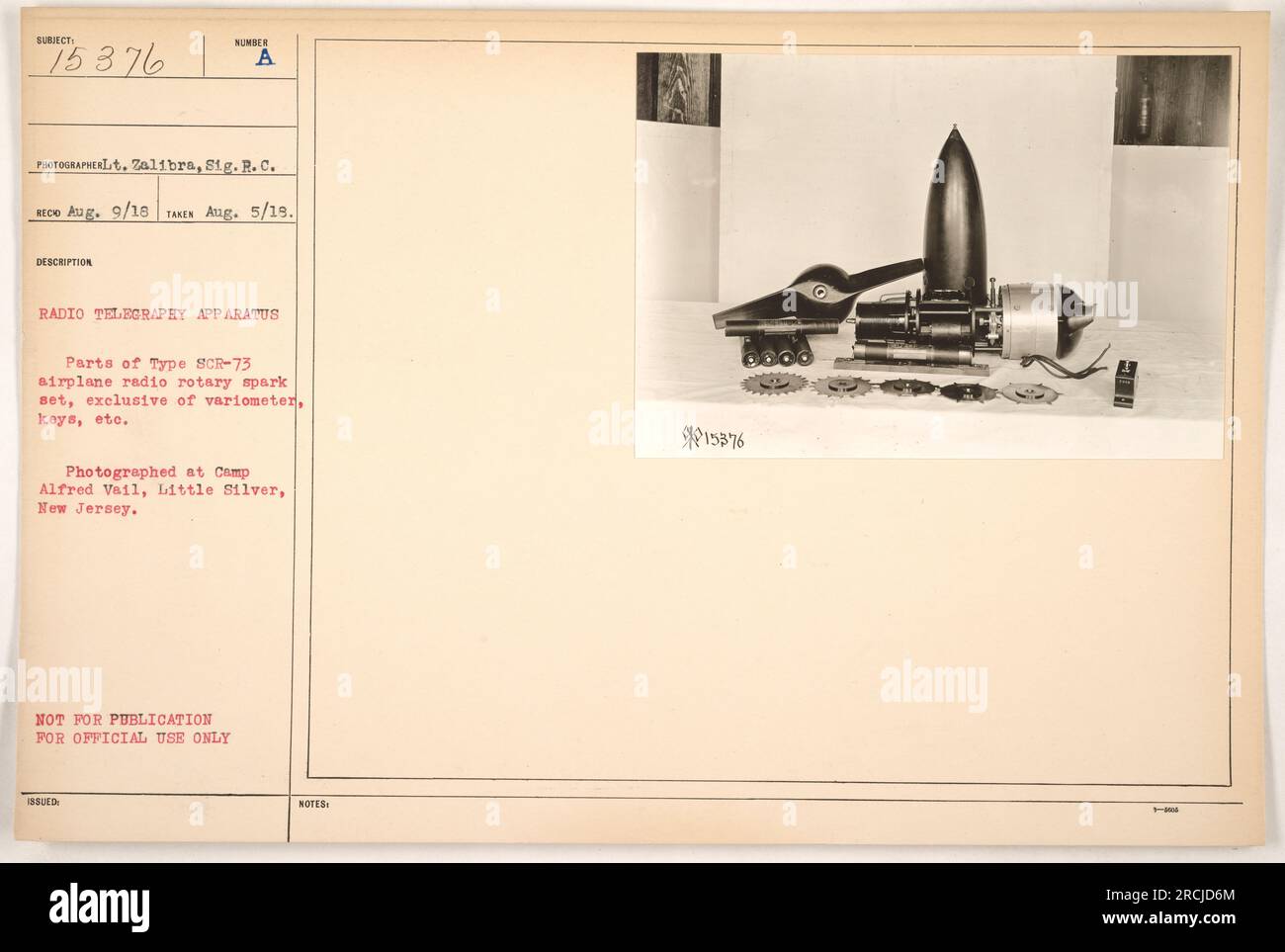Cette image montre un appareil de radiotélégraphie, spécifiquement des pièces d'un ensemble d'étincelles rotatives radio d'avion de type SCR-73. Il a été photographié par SIG. R.C. RECHO le 9 août 1918, au Camp Alfred Vail à Little Silver, New Jersey. Cette photographie n'est pas destinée à la publication et est destinée à un usage officiel seulement. Banque D'Images