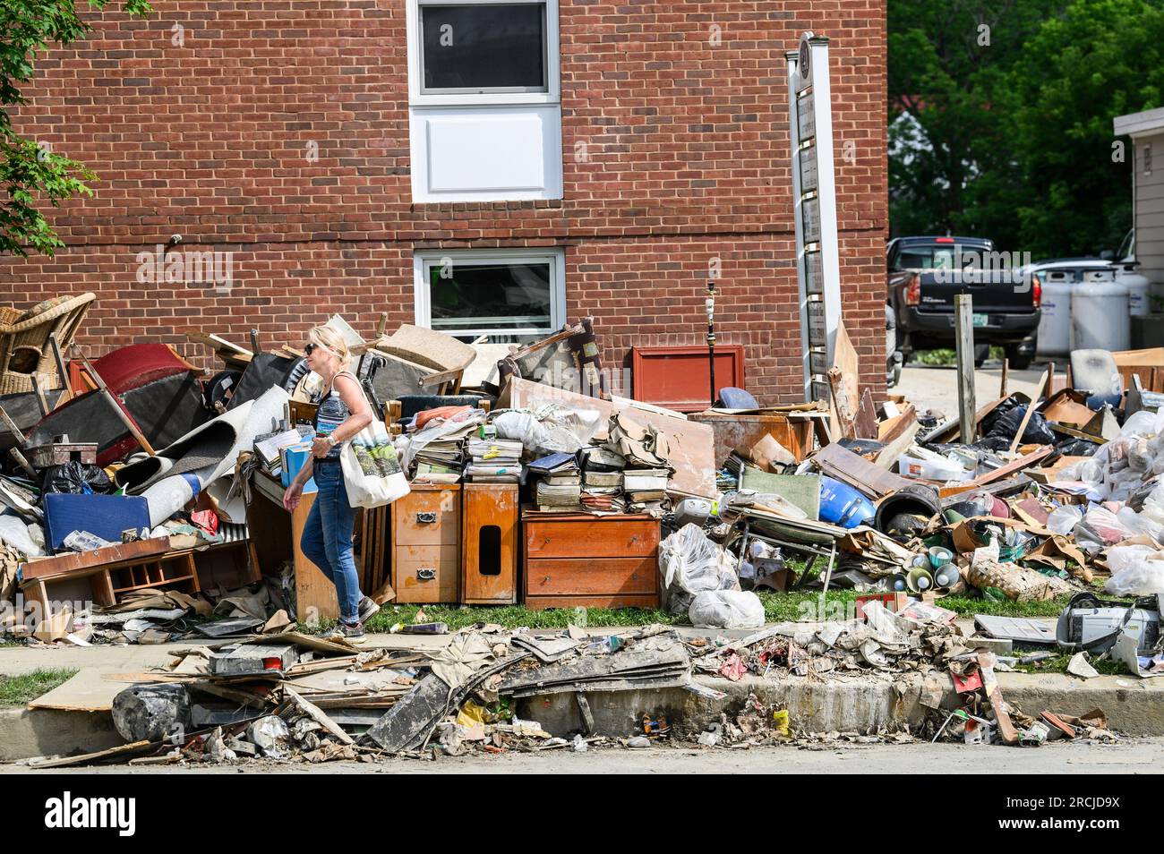 14 juillet 2023 Montpelier USA. Main Street est bordée de meubles, de sections de murs en tôle et d'une myriade de débris alors que les résidents combattent la boue et la moisissure en jetant les biens endommagés après une inondation majeure a frappé Montpelier, VT USA. Crédit : John Lazenby/Alamy News Banque D'Images