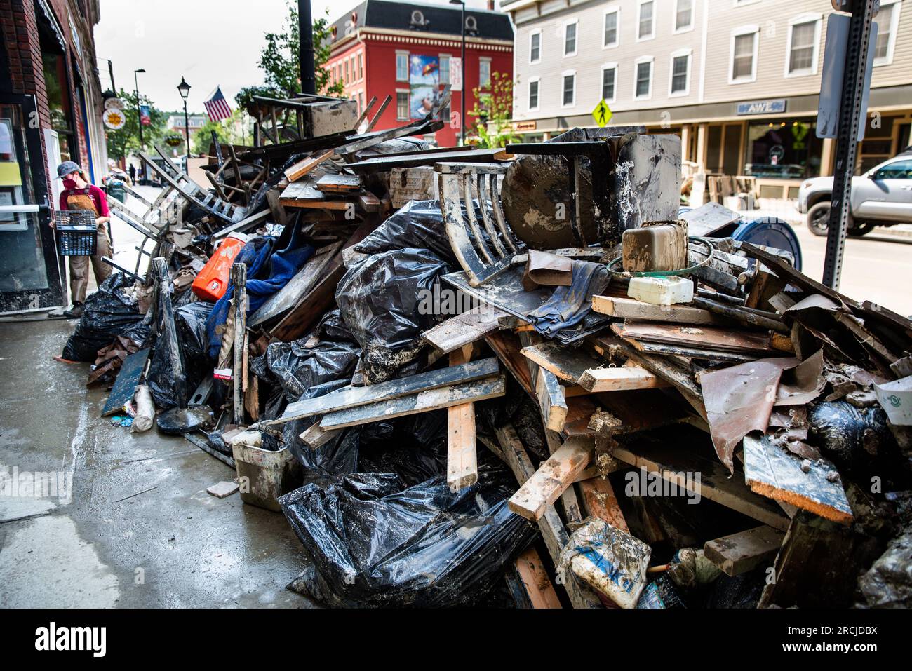 14 juillet 2023 Montpelier USA. State Street est bordée de meubles, de sections de murs en tôle et d'une myriade de débris alors que les résidents combattent la boue et la moisissure en jetant les biens endommagés après une inondation majeure a frappé Montpelier, VT USA. Crédit : John Lazenby/Alamy News Banque D'Images