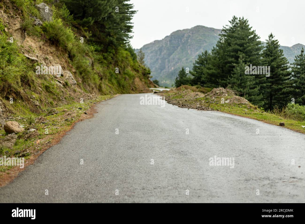 Belle route asphaltée dans la montagne. Concept de fond de voyage. Banque D'Images