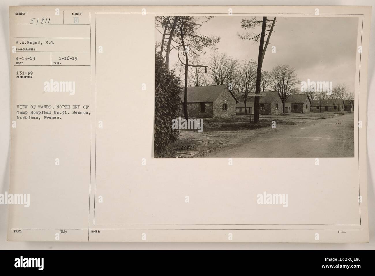 Ceci est une photographie prise par W.W. Soper, photographe pour la collection Senect, pendant la première Guerre mondiale L'image montre la vue des services à l'extrémité nord de l'hôpital Camp n ° 31 à Menecon, Morbihan, France. La photographie, étiquetée « RICO 131-F9 », a été prise le 14 avril 1919. Banque D'Images