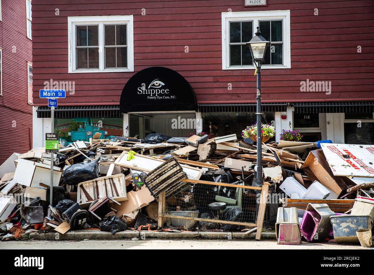 14 juillet 2023 Montpelier USA. Main Street est bordée de meubles, de sections de murs en tôle et d'une myriade de débris alors que les résidents combattent la boue et la moisissure en jetant les biens endommagés à la suite d'une inondation majeure qui a frappé Montpelier VT USA. Crédit : John Lazenby/Alamy News Banque D'Images