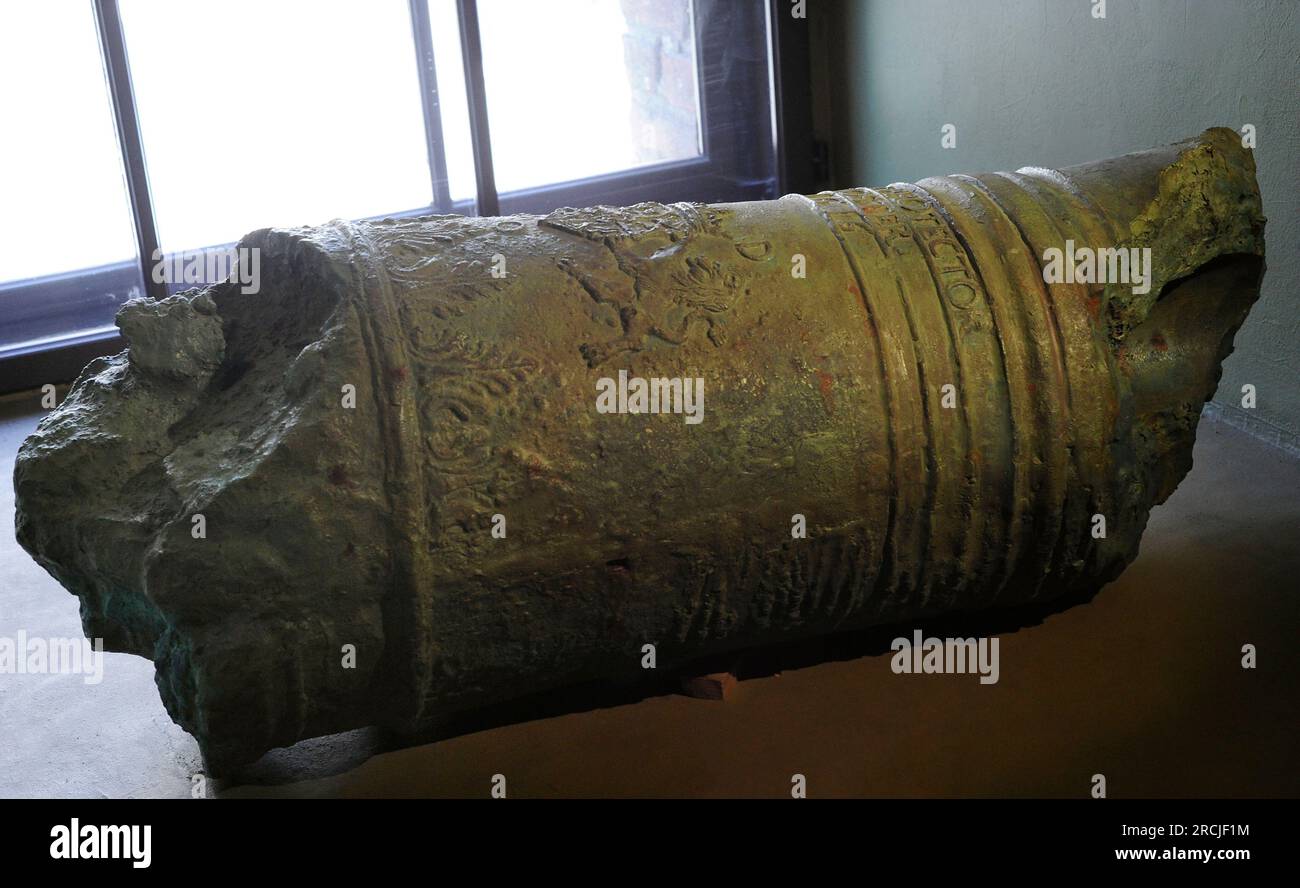 Fragment d'un canon en bronze de l'armée suédoise de 24 mm. Suède, 1616. Endommagé lors du siège de Riga par l'armée suédoise en 1621. Musée letton de la guerre. Riga. Lettonie. Banque D'Images