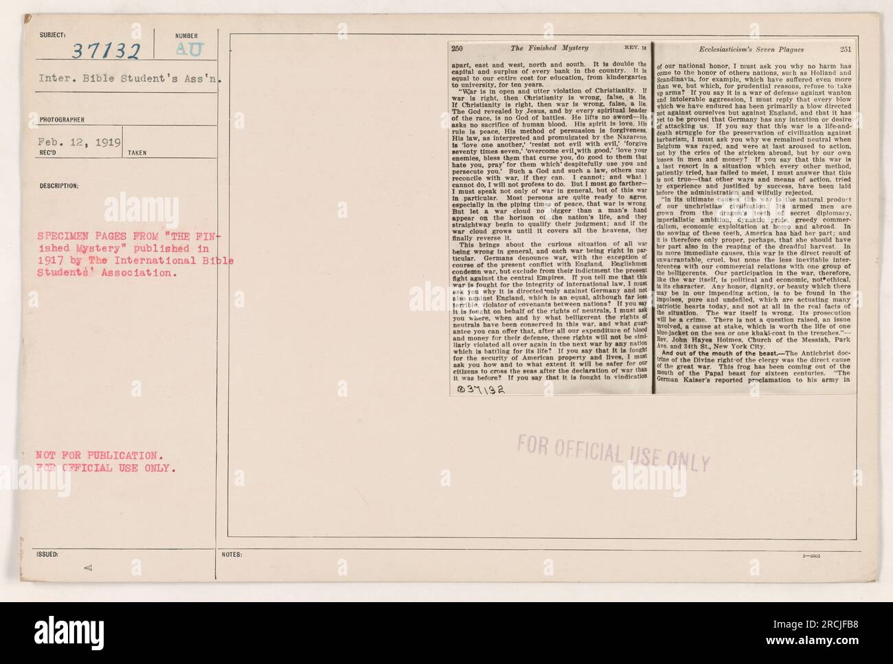 L'image montre une page spécimen de 'The Finished Mystery' publiée par l'Association internationale des étudiants bibliques en 1917. Il n'est pas destiné à la publication et est réservé à un usage officiel. La page aborde le sujet de la guerre en relation avec le christianisme et interroge la légitimité de la guerre qui se déroulait à cette époque. Banque D'Images