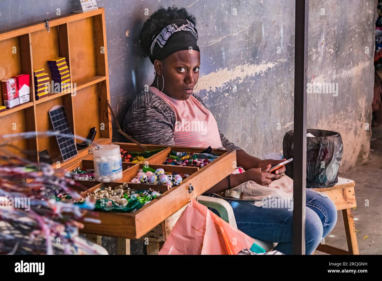 Une femme avec un petit magasin pour bric-a-brac à Praia, île Santiago, îles du Cap-Vert, océan Atlantique au large de l'Afrique Banque D'Images