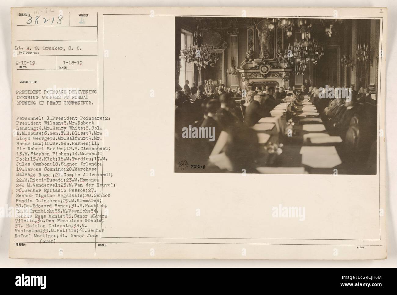 Le président Poincaré prononce le discours d'ouverture lors de l'ouverture officielle de la Conférence de paix. Le personnel présent comprend le Président Wilson, M. Robert Lansing, M. Henry White, le colonel E.M. House, Gen. T.H. Bliss, M. Lloyd George, M. Balfour, M. Bonar Law, M. Geo. Barnes, sir Robert Borden, M. Clemenceau, M. Stephen Pichon, Marshall Foch, et autres. Banque D'Images