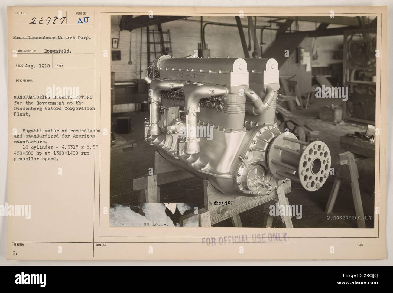 Image du processus de fabrication du Duesenberg Motors Corp. en août 1918. La photo montre un moteur Bugatti en cours de reconception pour la fabrication américaine. Le moteur est un 16 cylindres avec des dimensions de 4,331' x 6,3' et génère 450-500 ch à une vitesse d'hélice de 1300-1400 tr/min. Remarque : informations classifiées. Photographe : M. Rosenfeld, N.Y. Banque D'Images