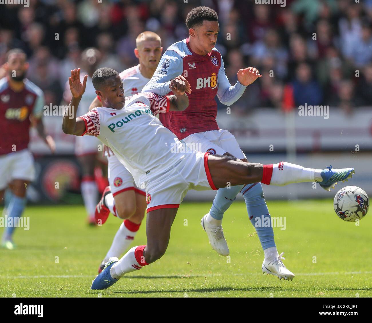 Walsall, Royaume-Uni. 15 juillet 2023. Aaron Ramsey #40 d'Aston Villa est attaqué par Liam Gordon #3 de Walsall lors du match amical de pré-saison Walsall vs Aston Villa au Poundland Bescot Stadium, Walsall, Royaume-Uni, le 15 juillet 2023 (photo de Gareth Evans/News Images) à Walsall, Royaume-Uni le 7/15/2023. (Photo Gareth Evans/News Images/Sipa USA) crédit : SIPA USA/Alamy Live News Banque D'Images