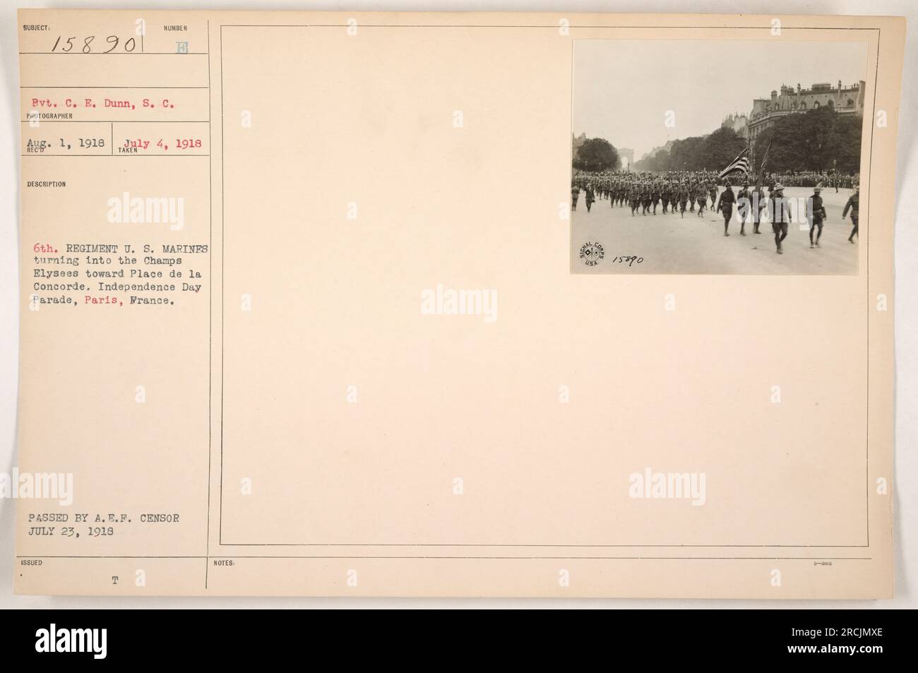 Image montrant le 6th Regiment of U.S. Les Marines se transforment en champs Elysées à Paris, France. Les marines participent à une parade du jour de l'indépendance en direction de la place de la Concorde. Cette photographie a été prise par Bvt. C. E. Dunn, S. C. le 1 août 1918 et publié par A.E.F. Censurer le 23 juillet 1918. Banque D'Images