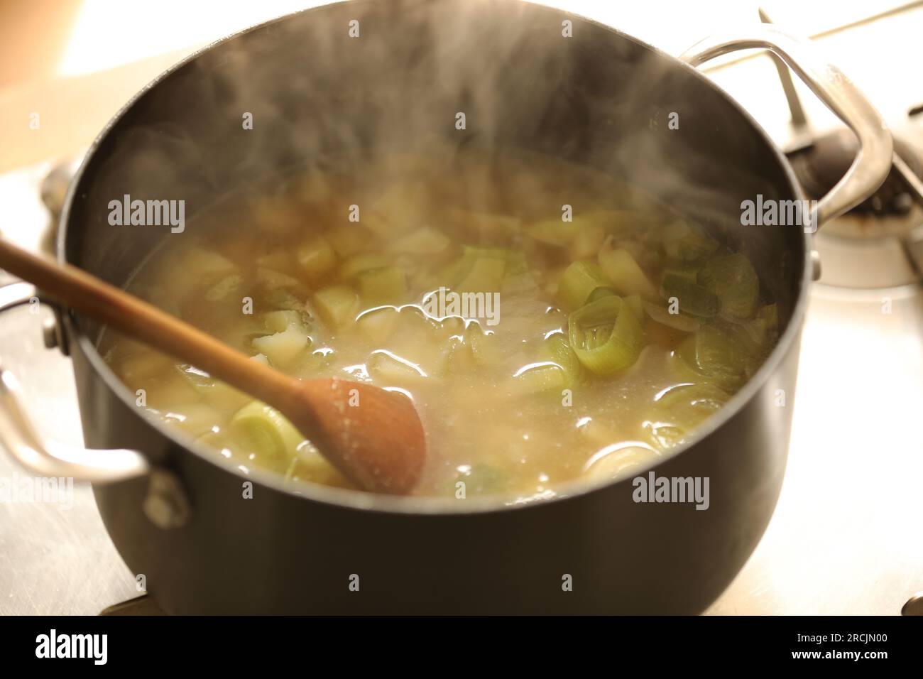 Fuite et soupe de pommes de terre dans un plat brun Banque D'Images