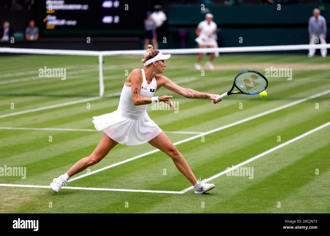 Marketa Vondrousova en action contre ONS Jabeur lors de la finale du Ladies Singles le 13e jour des Championnats de Wimbledon 2023 au All England Lawn tennis and Croquet Club à Wimbledon. Date de la photo : Samedi 15 juillet 2023. Banque D'Images