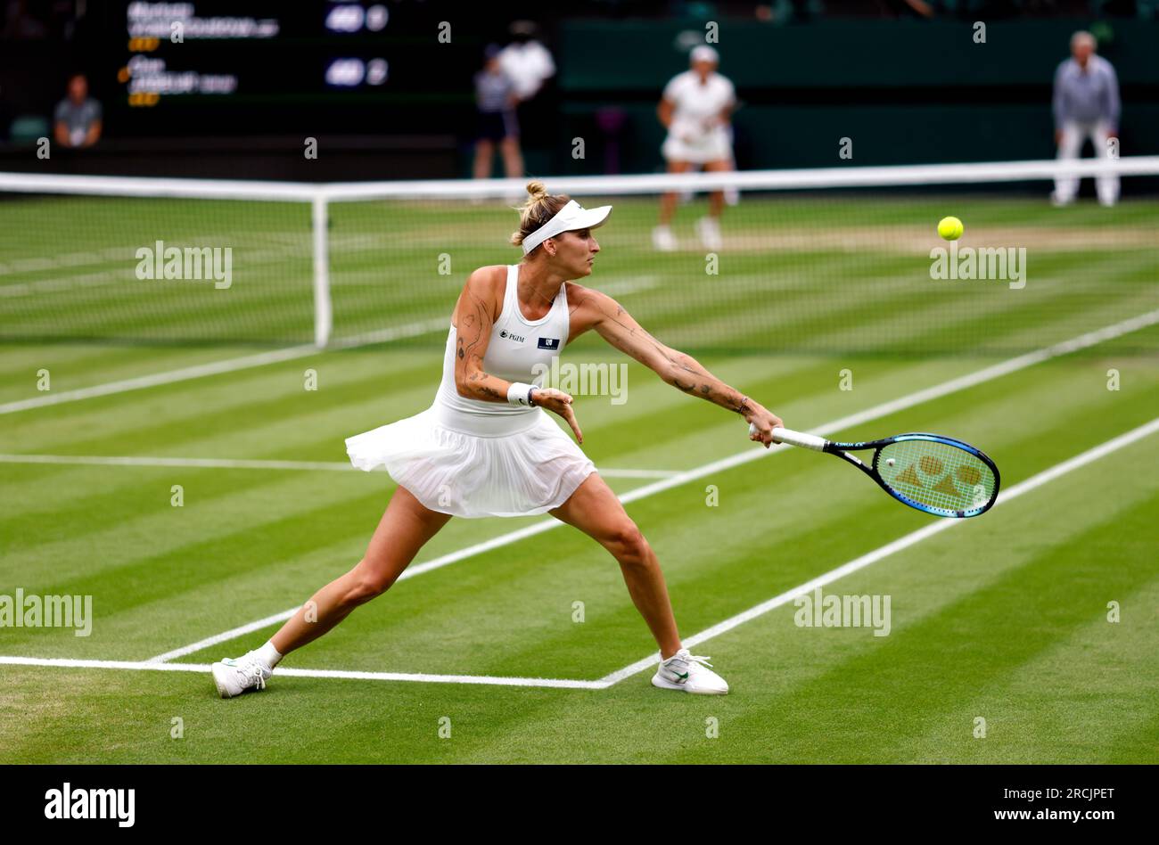 Marketa Vondrousova en action contre ONS Jabeur lors de la finale du Ladies Singles le 13e jour des Championnats de Wimbledon 2023 au All England Lawn tennis and Croquet Club à Wimbledon. Date de la photo : Samedi 15 juillet 2023. Banque D'Images