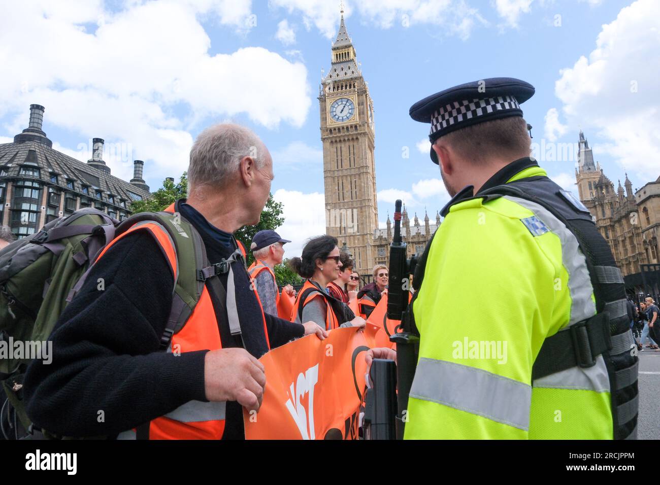 Parliament Square, Londres, Royaume-Uni. 15 juillet 2023. Des membres de Just Stop Oil manifestent sur la place du Parlement. Crédit : Matthew Chattle/Alamy Live News Banque D'Images