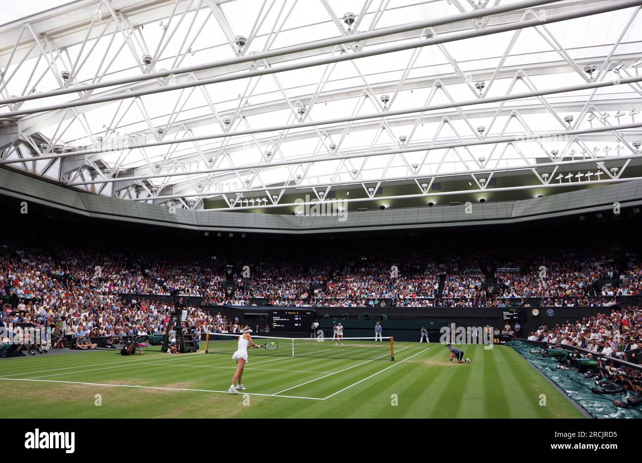 Marketa Vondrousova en action contre ONS Jabeur lors de la finale du Ladies Singles le 13e jour des Championnats de Wimbledon 2023 au All England Lawn tennis and Croquet Club à Wimbledon. Date de la photo : Samedi 15 juillet 2023. Banque D'Images