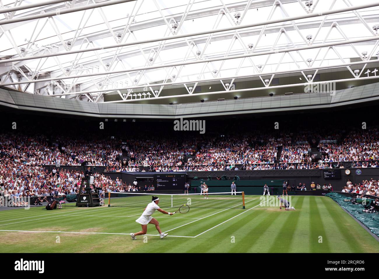 L'ONS Jabeur en action contre Marketa Vondrousova lors de la finale du Ladies Singles le 13e jour des Championnats de Wimbledon 2023 au All England Lawn tennis and Croquet Club à Wimbledon. Date de la photo : Samedi 15 juillet 2023. Banque D'Images