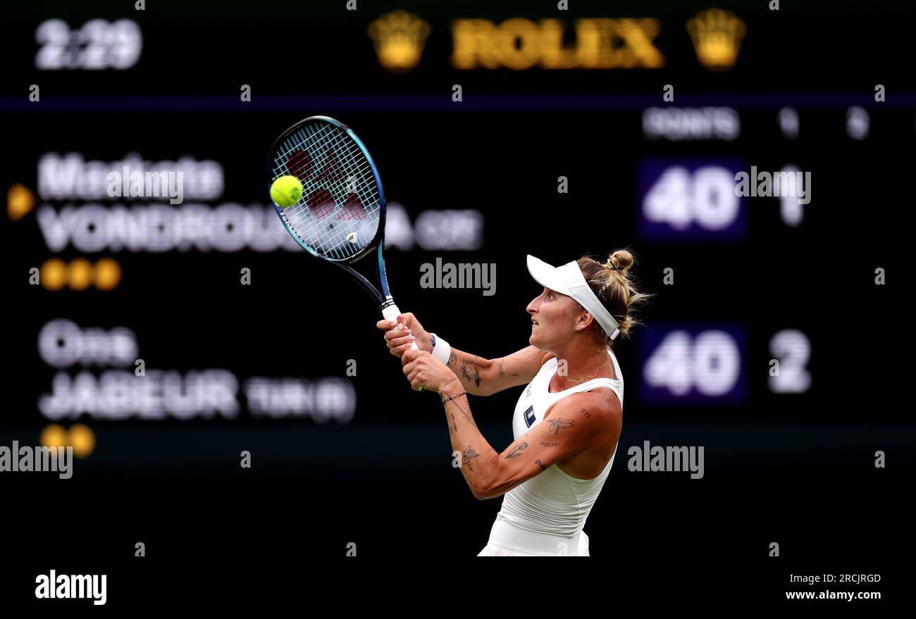 Marketa Vondrousova en action contre ONS Jabeur lors de la finale du Ladies Singles le 13e jour des Championnats de Wimbledon 2023 au All England Lawn tennis and Croquet Club à Wimbledon. Date de la photo : Samedi 15 juillet 2023. Banque D'Images