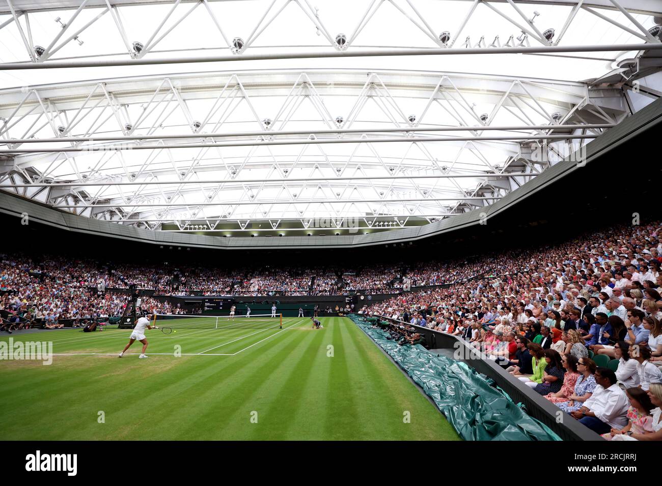 Une vue générale du court central alors que ONS Jabeur revient à Marketa Vondrousova lors de la finale en simple féminine le 13e jour des Championnats de Wimbledon 2023 au All England Lawn tennis and Croquet Club à Wimbledon. Date de la photo : Samedi 15 juillet 2023. Banque D'Images