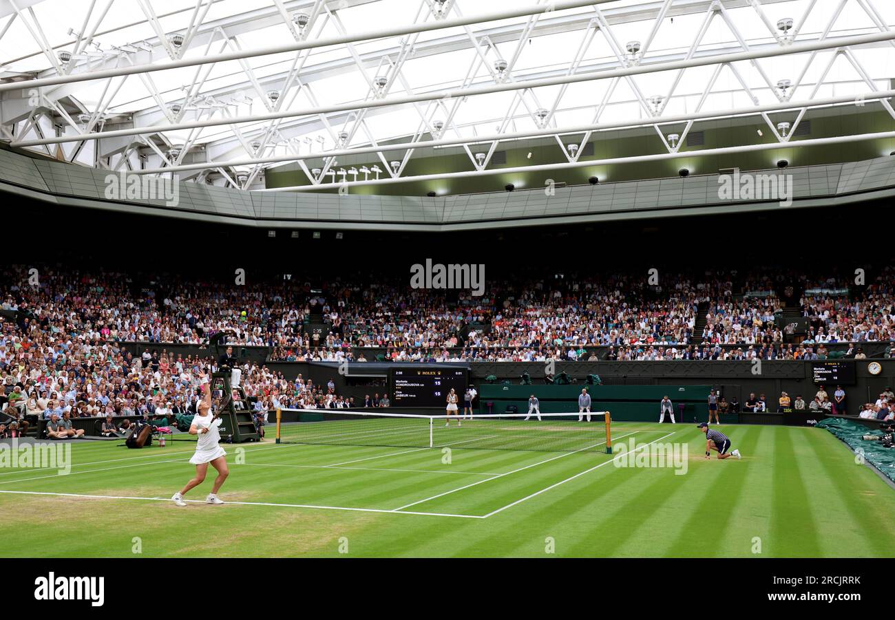 Une vue générale du court central comme ONS Jabeur sert à Marketa Vondrousova lors de la finale en simple féminine le 13e jour des Championnats de Wimbledon 2023 au All England Lawn tennis and Croquet Club à Wimbledon. Date de la photo : Samedi 15 juillet 2023. Banque D'Images