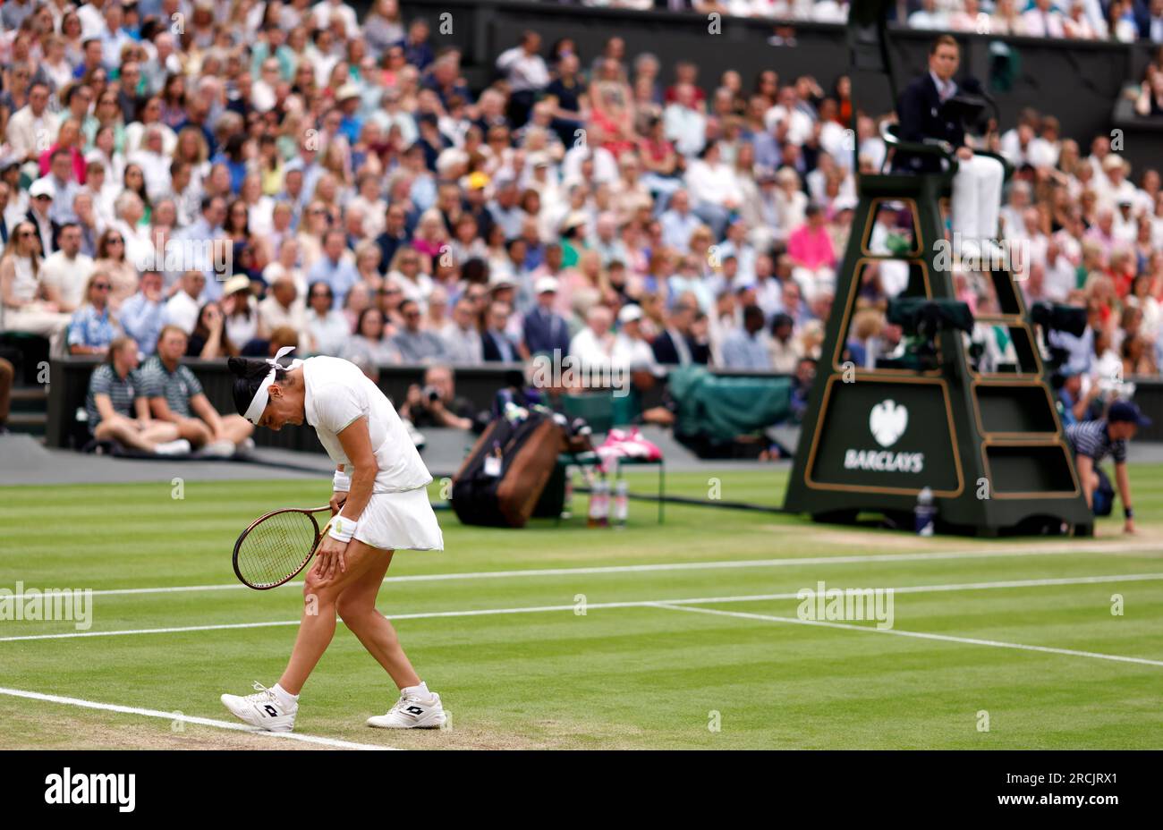 L'ONS Jabeur réagit lors de la finale du simple féminin contre Marketa Vondrousova le 13e jour des Championnats de Wimbledon 2023 au All England Lawn tennis and Croquet Club à Wimbledon. Date de la photo : Samedi 15 juillet 2023. Banque D'Images