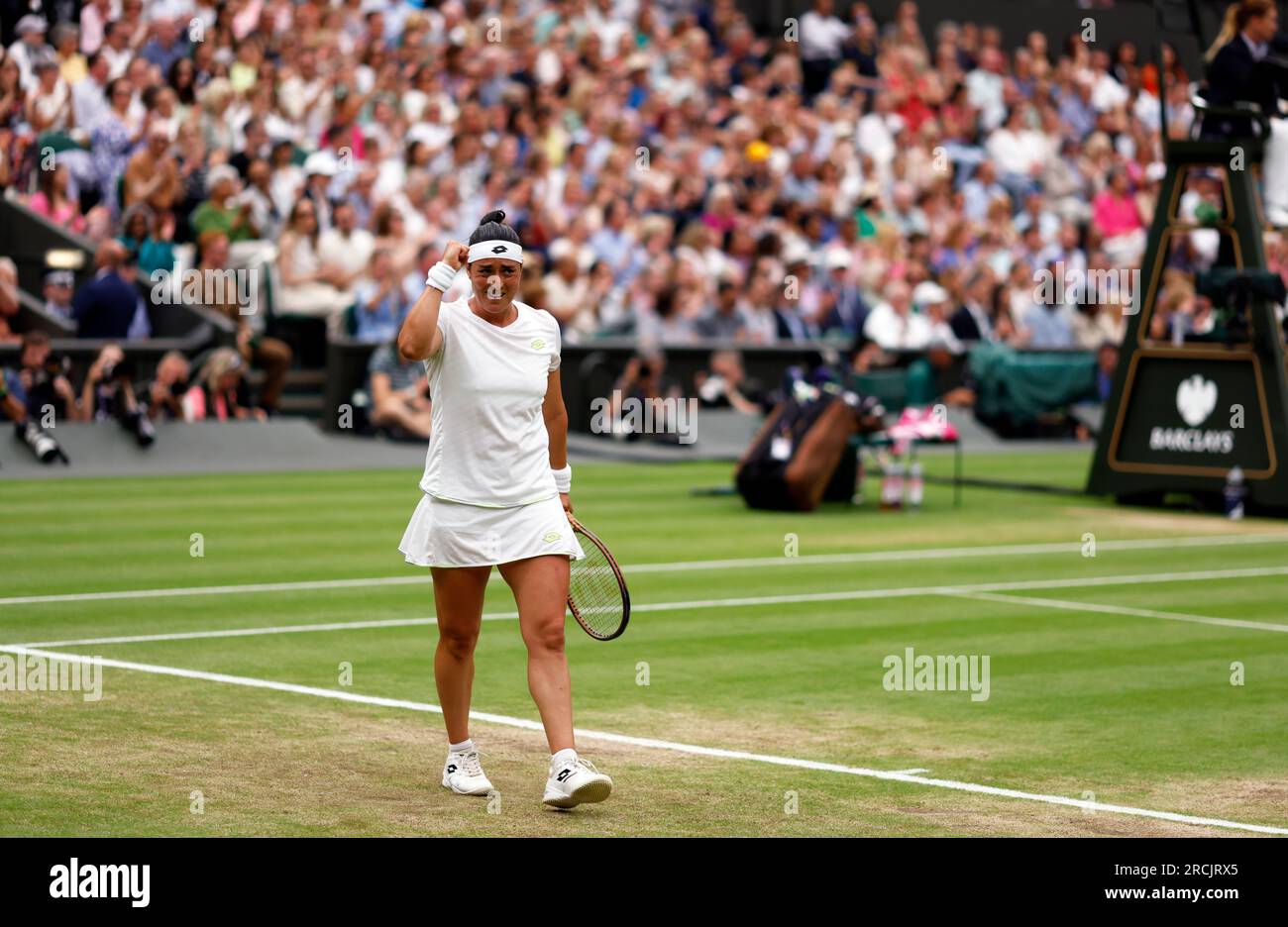 L'ONS Jabeur réagit lors de la finale du simple féminin contre Marketa Vondrousova le 13e jour des Championnats de Wimbledon 2023 au All England Lawn tennis and Croquet Club à Wimbledon. Date de la photo : Samedi 15 juillet 2023. Banque D'Images