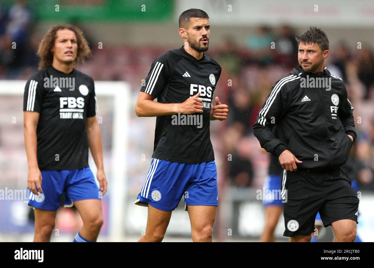 Le Conor Coady de Leicester City (au centre) se réchauffe avant le coup d'envoi d'un match amical de pré-saison au Sixfields Stadium, Northampton. Date de la photo : Samedi 15 juillet 2023. Banque D'Images