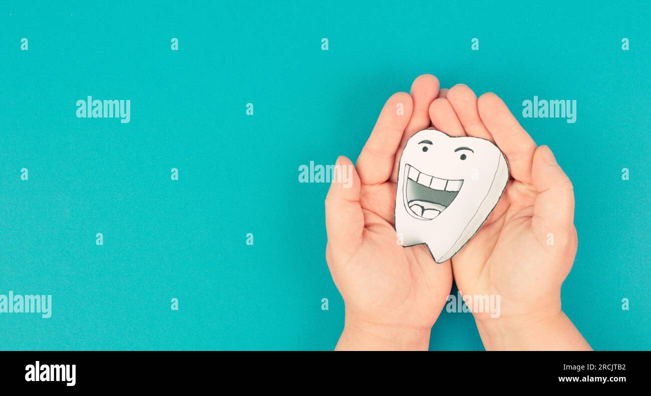 Dent blanche avec un visage souriant, santé dentaire, hygiène dentaire, concept médical, dessin Banque D'Images