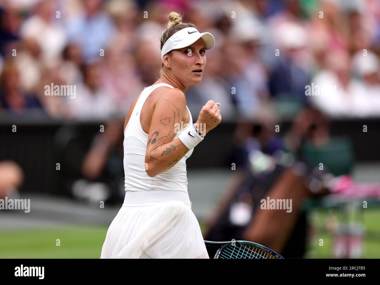 Marketa Vondrousova réagit après avoir remporté le set d'ouverture lors de la finale du simple féminin contre ONS Jabeur le 13e jour des Championnats de Wimbledon 2023 au All England Lawn tennis and Croquet Club à Wimbledon. Date de la photo : Samedi 15 juillet 2023. Banque D'Images