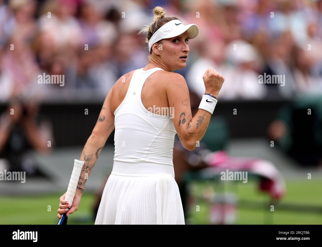 Marketa Vondrousova réagit après avoir remporté le set d'ouverture lors de la finale du simple féminin contre ONS Jabeur le 13e jour des Championnats de Wimbledon 2023 au All England Lawn tennis and Croquet Club à Wimbledon. Date de la photo : Samedi 15 juillet 2023. Banque D'Images