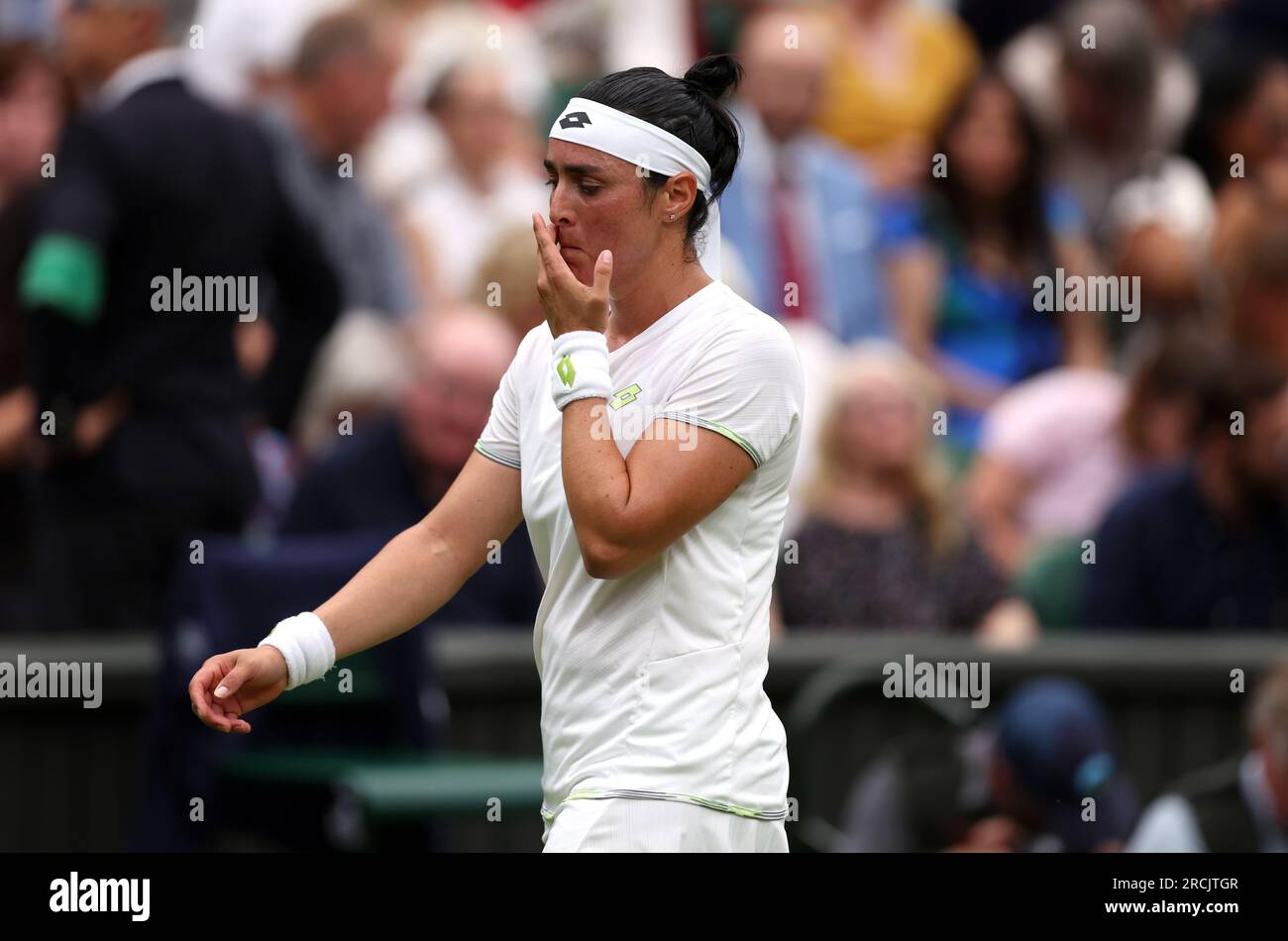 L'ONS Jabeur réagit lors de la finale du simple féminin contre Marketa Vondrousova le 13e jour des Championnats de Wimbledon 2023 au All England Lawn tennis and Croquet Club à Wimbledon. Date de la photo : Samedi 15 juillet 2023. Banque D'Images