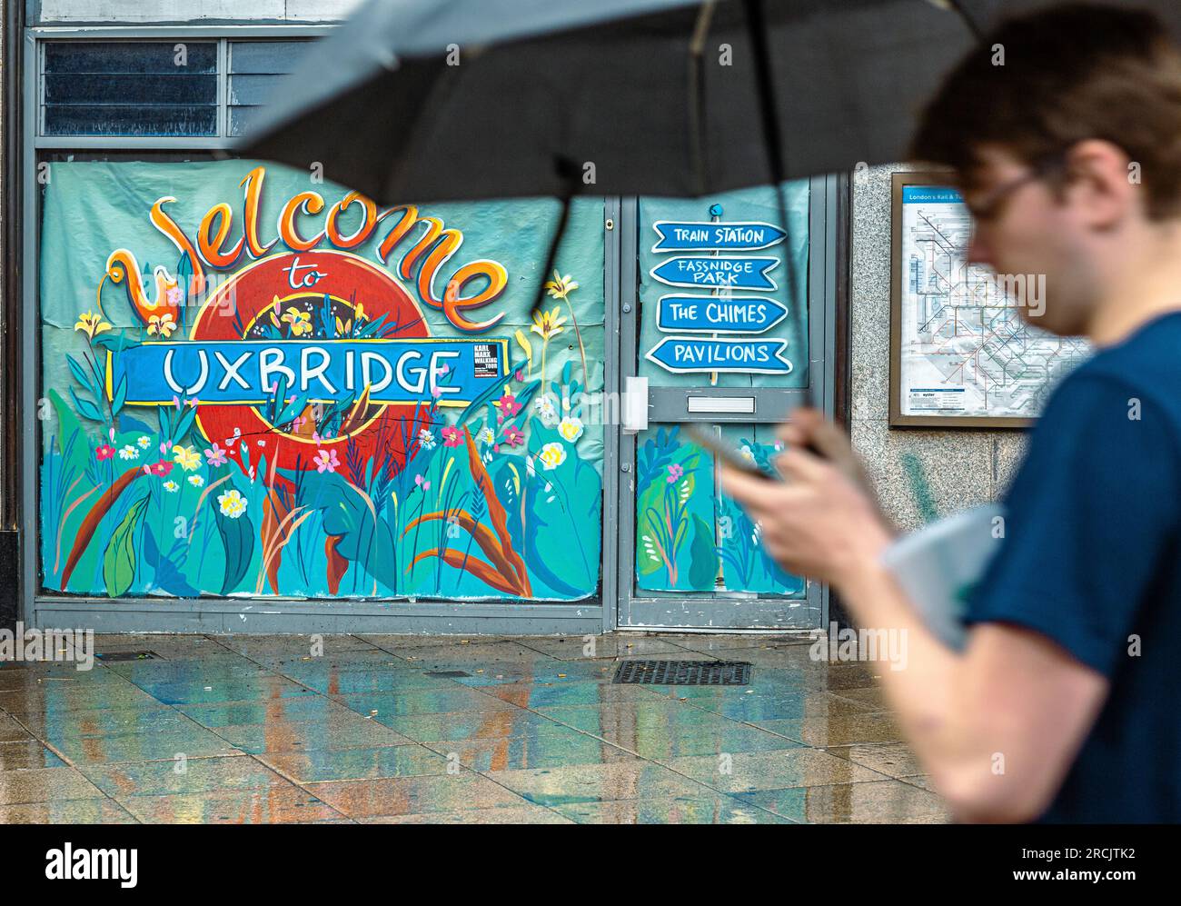 Uxbridge, Angleterre. 14 juillet 2023. Un membre du public laisse passer Bienvenue à la peinture d'Uxbridge devant la station de métro dans l'ancienne circonscription de Boris Johnson. Une élection partielle pour la circonscription parlementaire britannique d'Uxbridge et South Ruislip est prévue pour le 20 juillet 2023, À la suite de la démission de l'ancien Premier ministre Boris Johnson de ses fonctions de député le 12 juin. Banque D'Images