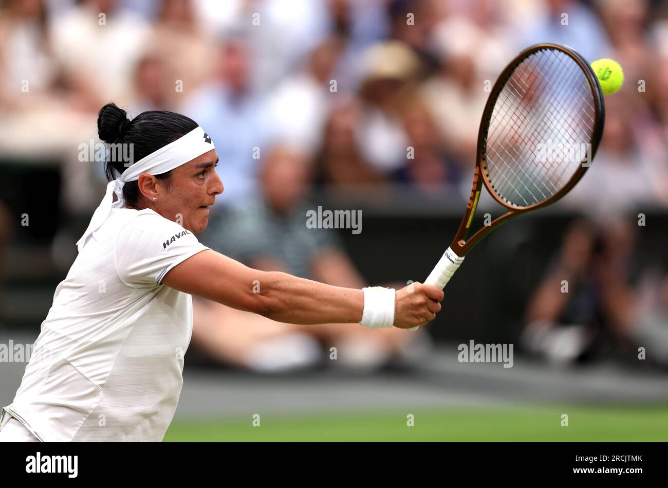 L'ONS Jabeur en action contre Marketa Vondrousova lors de la finale du Ladies Singles le 13e jour des Championnats de Wimbledon 2023 au All England Lawn tennis and Croquet Club à Wimbledon. Date de la photo : Samedi 15 juillet 2023. Banque D'Images