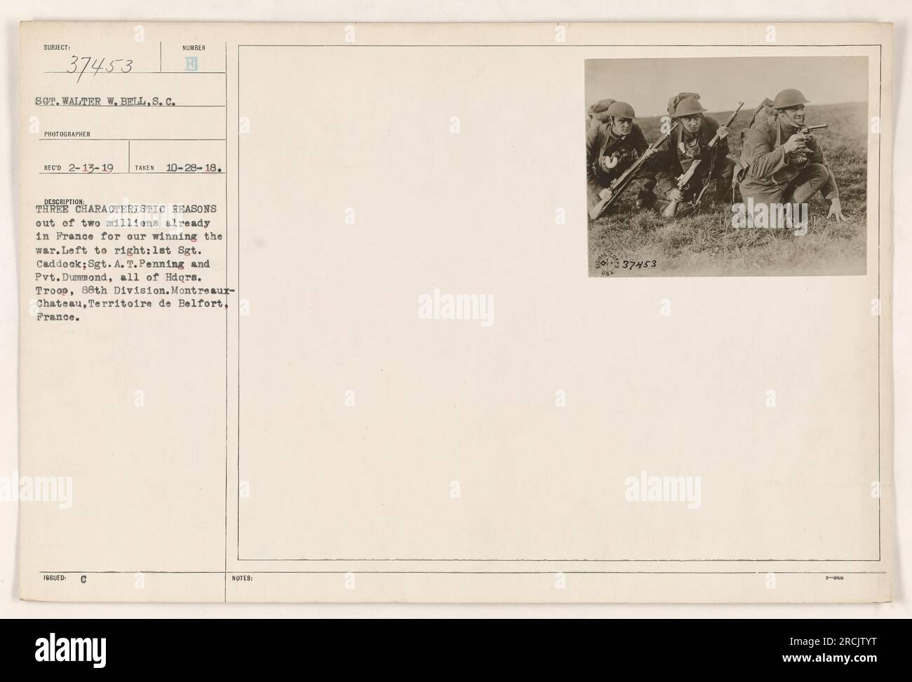 Le sergent Walter W. Bell a pris cette photographie le 28 octobre 1918. Il montre trois soldats de Hdqrs. Troupe de la 88e division, nommée 1e Sgt Caddock, Sgt A. T. Penning, et Pvt Dummond, à Montreaur-Chateau dans le territoire de Belfort, France. La légende mentionne que ces soldats représentent trois raisons caractéristiques du succès de l'Amérique dans la guerre. Banque D'Images