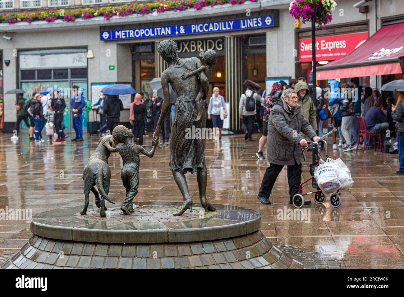 Uxbridge, Angleterre. 14 juillet 2023. Statue à l'extérieur de la station de métro dans l'ancienne circonscription d'Uxbridge Boris Johnson.Une élection partielle pour la circonscription parlementaire britannique d'Uxbridge et South Ruislip est prévue pour le 20 juillet 2023, suite à la démission de l'ancien Premier ministre Boris Johnson comme député le 12 juin.crédit : Horst Friedrichs/Alamy Live Banque D'Images