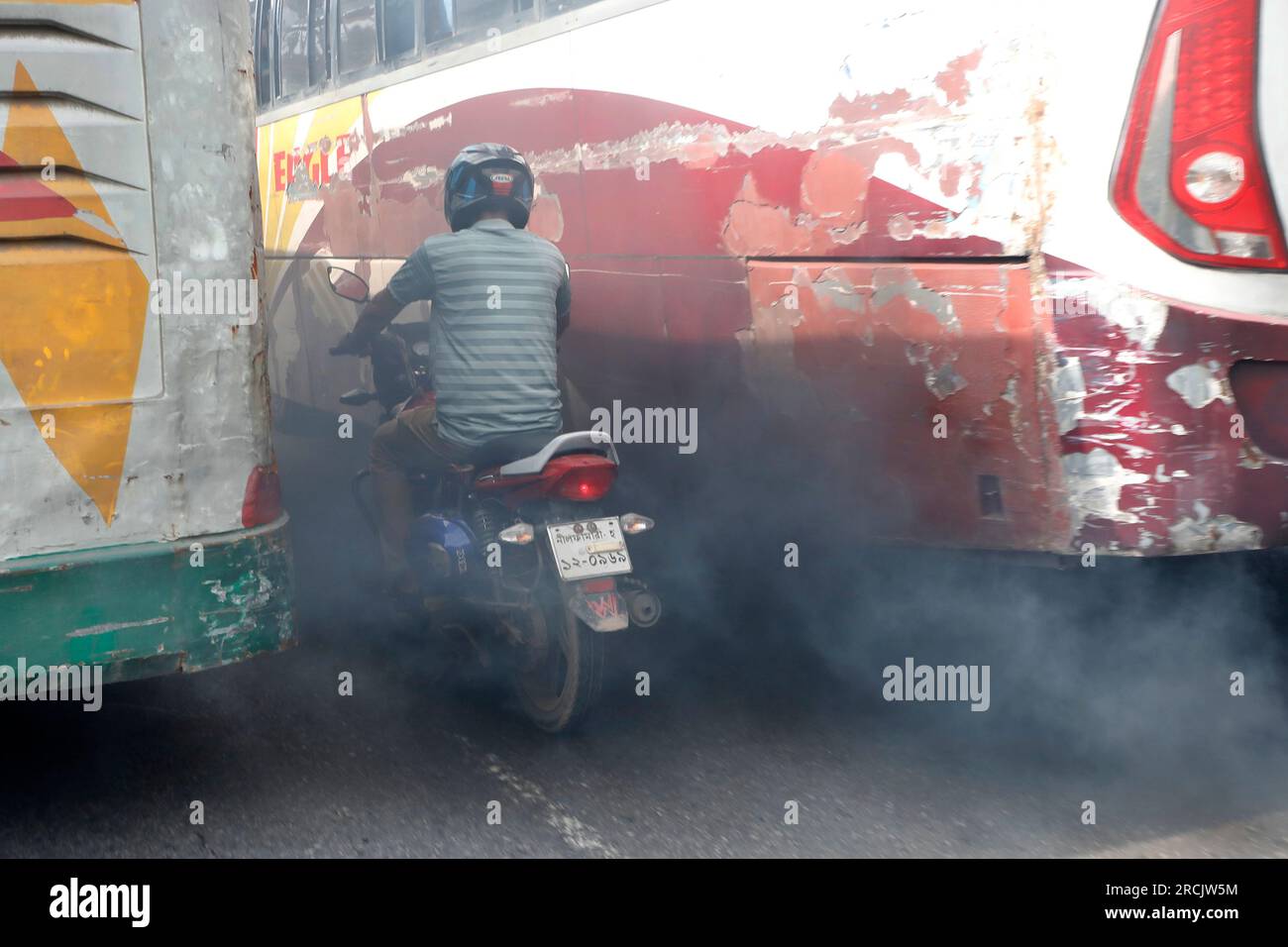 Dhaka, Bangladesh - 15 juillet 2023 : les véhicules expirés à Dhaka émettent tellement de fumée noire que c'est l'une des raisons de la pollution atmosphérique. Banque D'Images