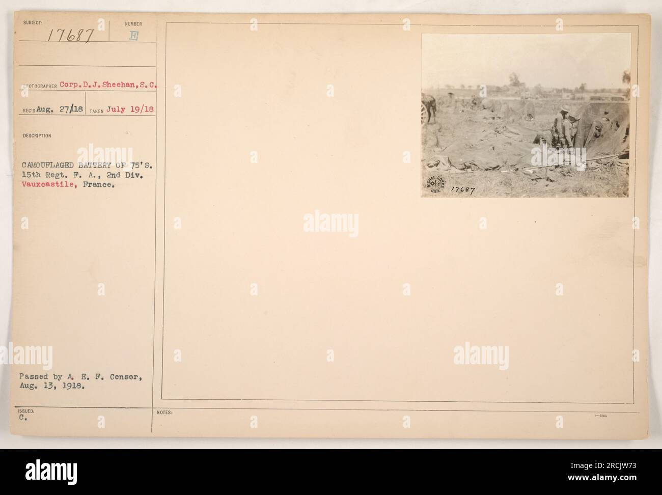 Une batterie camouflée des années 75 appartenant au 15e régiment d'artillerie de campagne, 2e division à Vauxcastile, France. Prise le 19 juillet 1918 par Corp. D.J. Sheehan, la photo a été approuvée par l'A.E.F. Censurer le 13 août 1918. Voici l'image 17687 de la collection. Banque D'Images