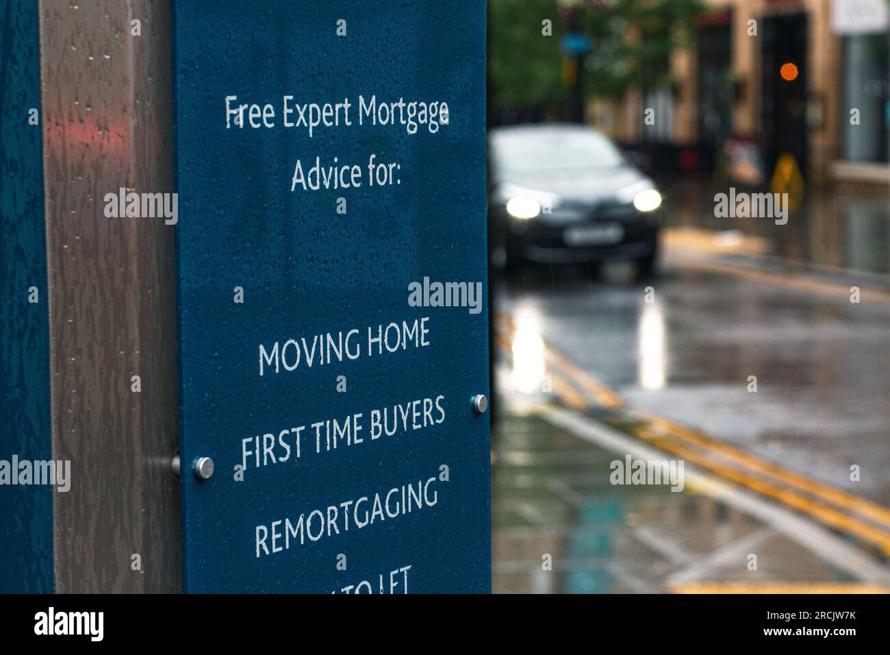 Uxbridge, Angleterre. 14 juillet 2023 extérieur de l'agent immobilier dans l'ancienne circonscription de Boris Johnson.Une élection partielle pour la circonscription parlementaire britannique d'Uxbridge et South Ruislip est prévue pour le 20 juillet 2023, suite à la démission de l'ancien Premier ministre Boris Johnson comme membre du Parlement le 12 juin.crédit : Horst Friedrichs/Alamy Live Banque D'Images