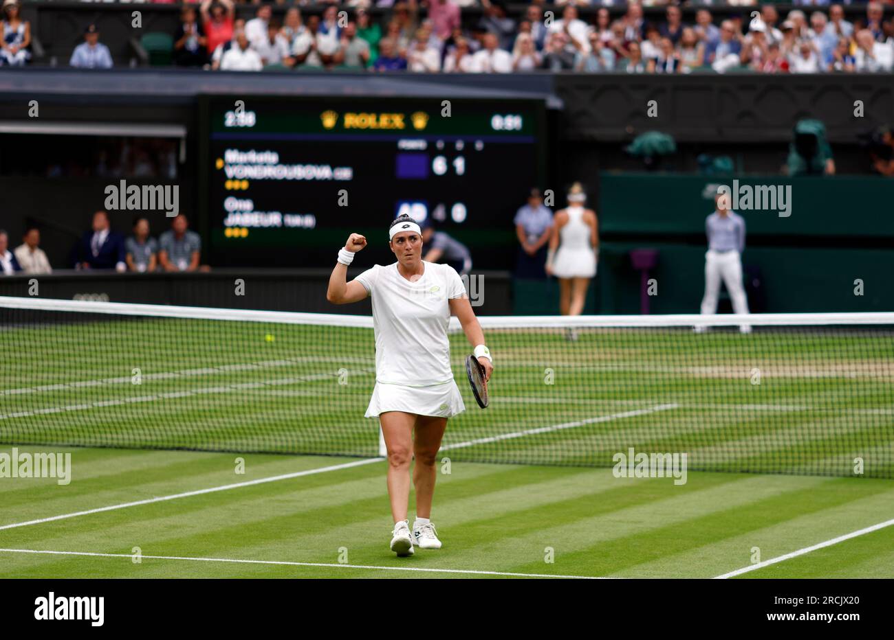 L'ONS Jabeur réagit lors de la finale du simple féminin contre Marketa Vondrousova le 13e jour des Championnats de Wimbledon 2023 au All England Lawn tennis and Croquet Club à Wimbledon. Date de la photo : Samedi 15 juillet 2023. Banque D'Images