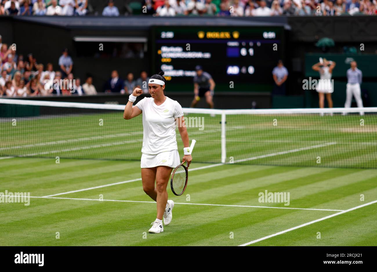 L'ONS Jabeur réagit lors de la finale du simple féminin contre Marketa Vondrousova le 13e jour des Championnats de Wimbledon 2023 au All England Lawn tennis and Croquet Club à Wimbledon. Date de la photo : Samedi 15 juillet 2023. Banque D'Images