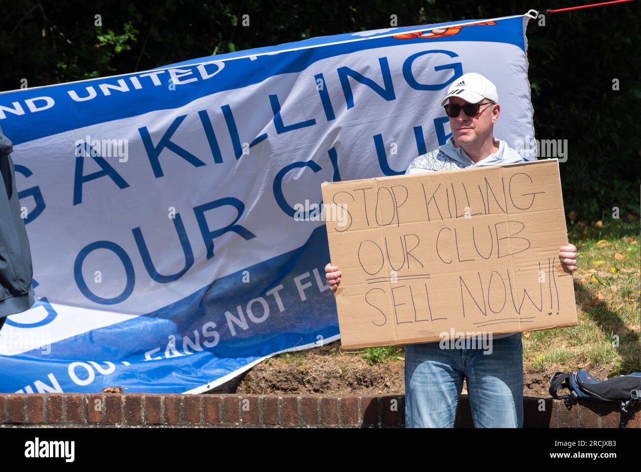 Manifestation devant la maison de Ron Martin, propriétaire du club Southend United de la Ligue nationale. Les fans le blâment pour la mauvaise situation financière des clubs Banque D'Images