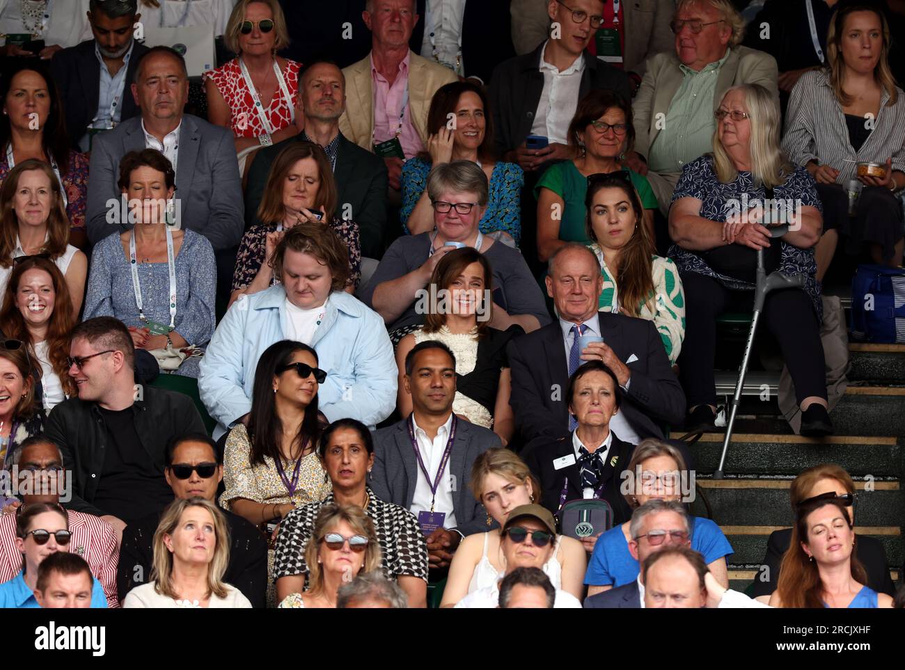 Lewis Capaldi et Emma Watson (au centre) regardent la finale du simple féminin entre ONS Jabeur et Marketa Vondrousova le 13e jour des Championnats de Wimbledon 2023 au All England Lawn tennis and Croquet Club à Wimbledon. Date de la photo : Samedi 15 juillet 2023. Banque D'Images