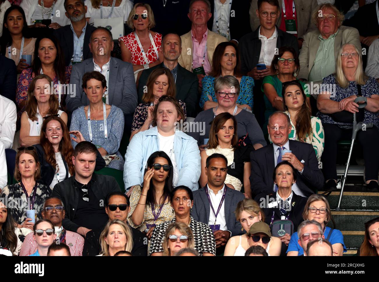 Lewis Capaldi et Emma Watson (au centre) regardent la finale du simple féminin entre ONS Jabeur et Marketa Vondrousova le 13e jour des Championnats de Wimbledon 2023 au All England Lawn tennis and Croquet Club à Wimbledon. Date de la photo : Samedi 15 juillet 2023. Banque D'Images