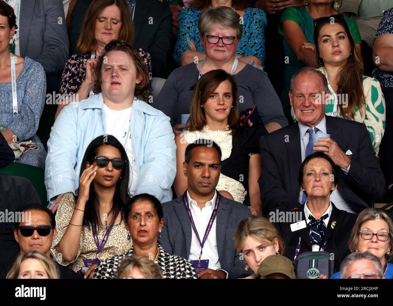 Lewis Capaldi et Emma Watson (au centre) regardent la finale du simple féminin entre ONS Jabeur et Marketa Vondrousova le 13e jour des Championnats de Wimbledon 2023 au All England Lawn tennis and Croquet Club à Wimbledon. Date de la photo : Samedi 15 juillet 2023. Banque D'Images