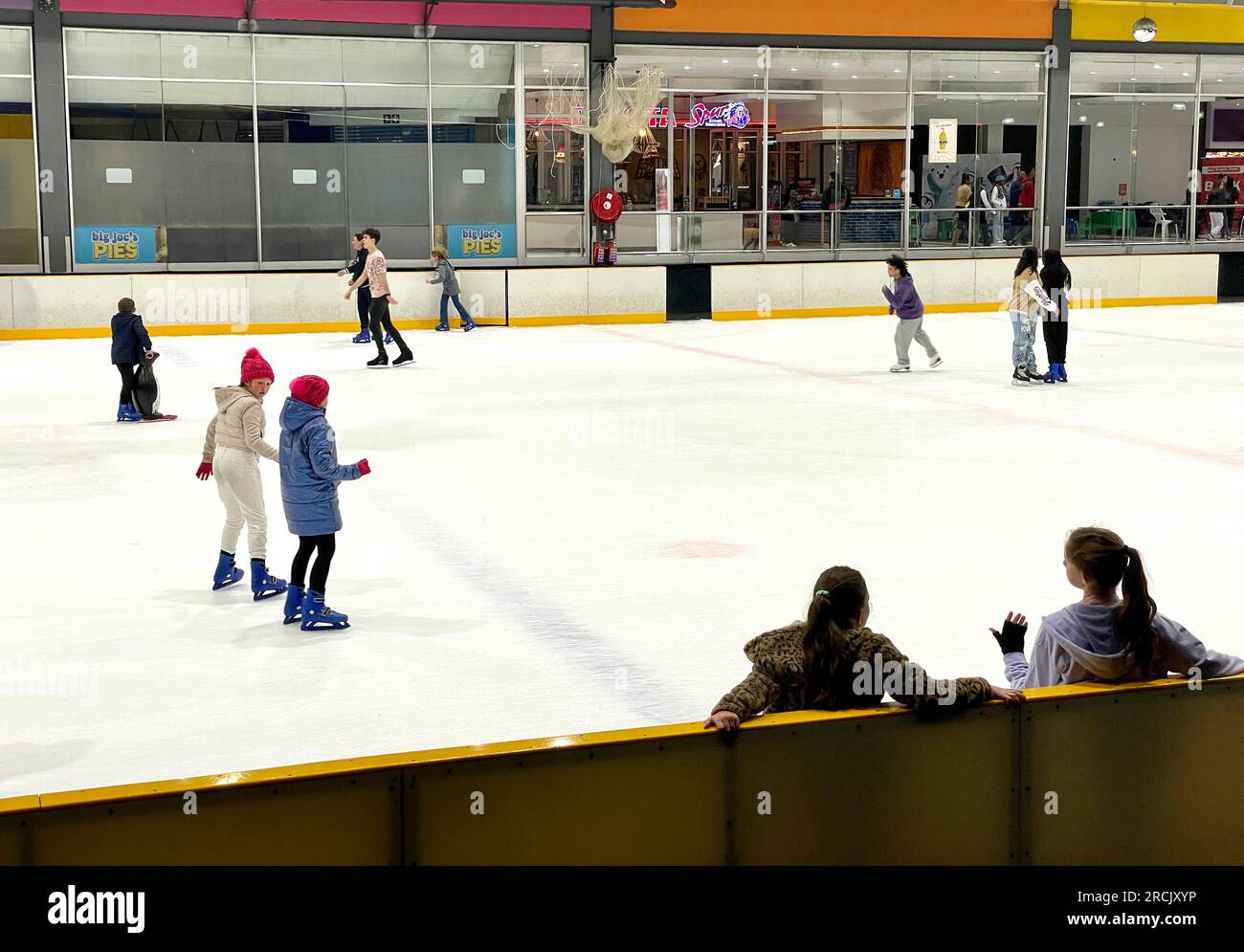 (230715) -- JOHANNESBURG, 15 juillet 2023 (Xinhua) -- les gens patinent sur une patinoire à Johannesburg, Afrique du Sud, le 15 juillet 2023. (Xinhua/Zhang Yudong) Banque D'Images