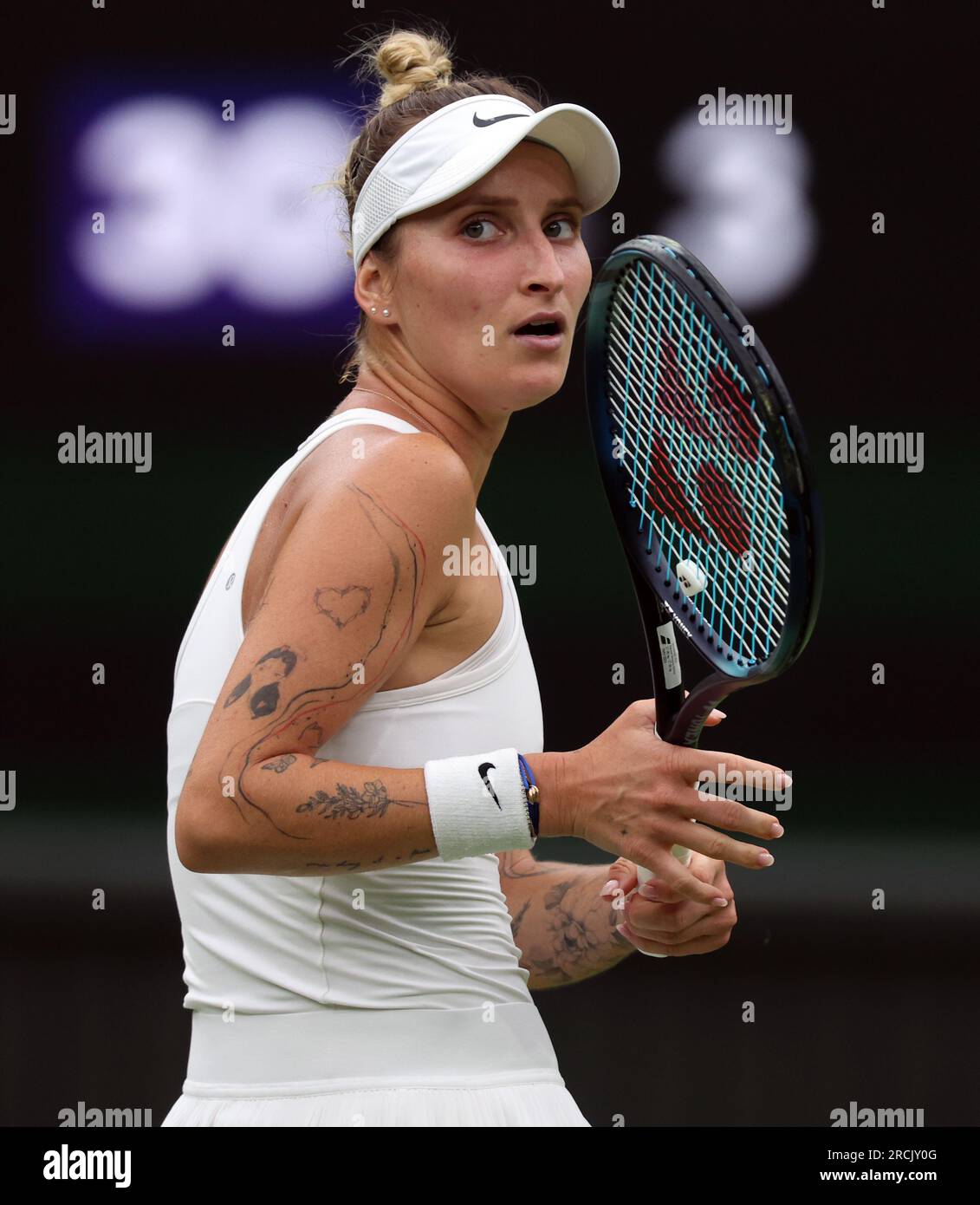 Marketa Vondrousova lors de la finale du simple féminin contre ONS Jabeur le 13e jour des Championnats de Wimbledon 2023 au All England Lawn tennis and Croquet Club à Wimbledon. Date de la photo : Samedi 15 juillet 2023. Banque D'Images