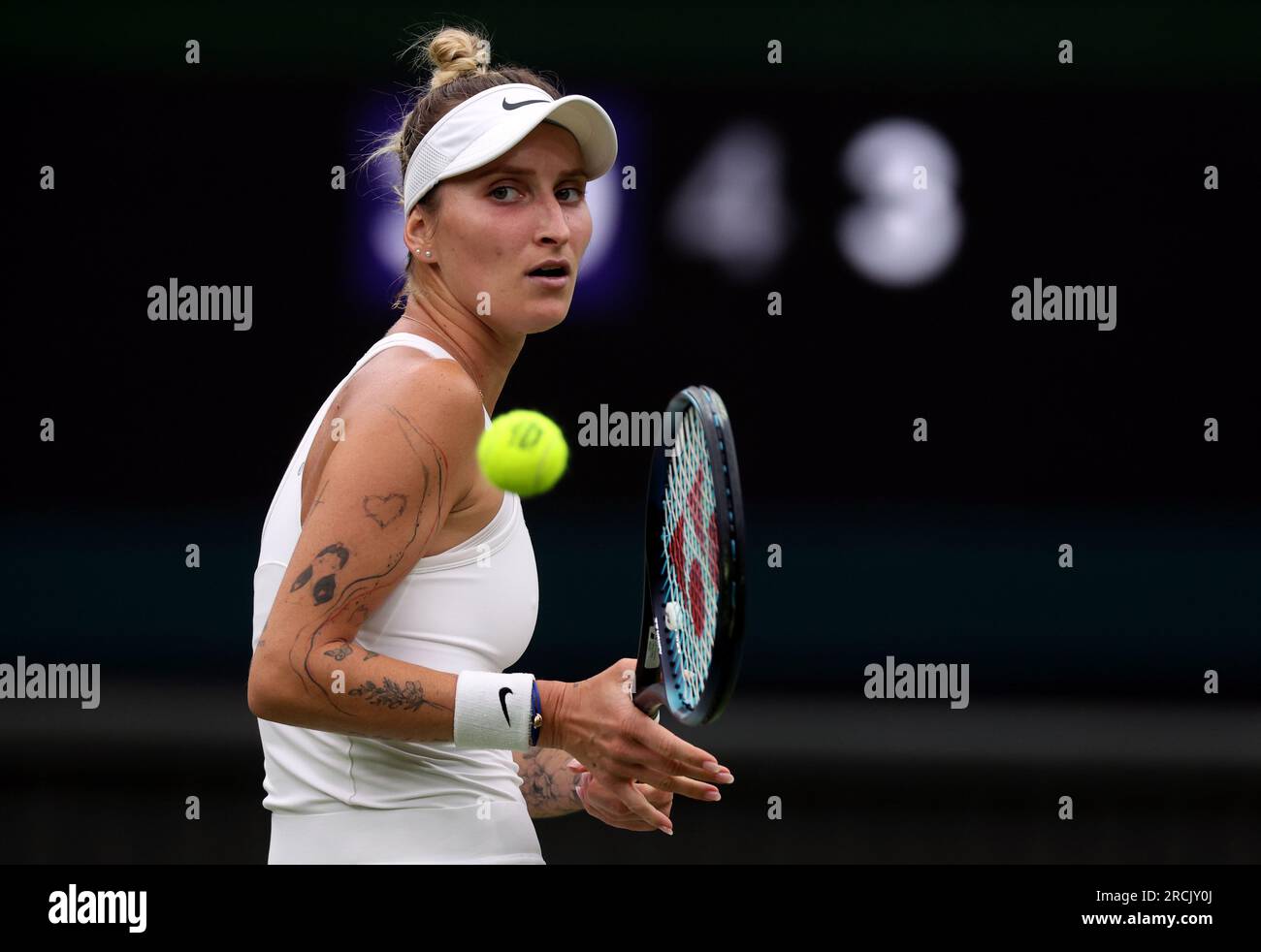 Marketa Vondrousova lors de la finale du simple féminin contre ONS Jabeur le 13e jour des Championnats de Wimbledon 2023 au All England Lawn tennis and Croquet Club à Wimbledon. Date de la photo : Samedi 15 juillet 2023. Banque D'Images