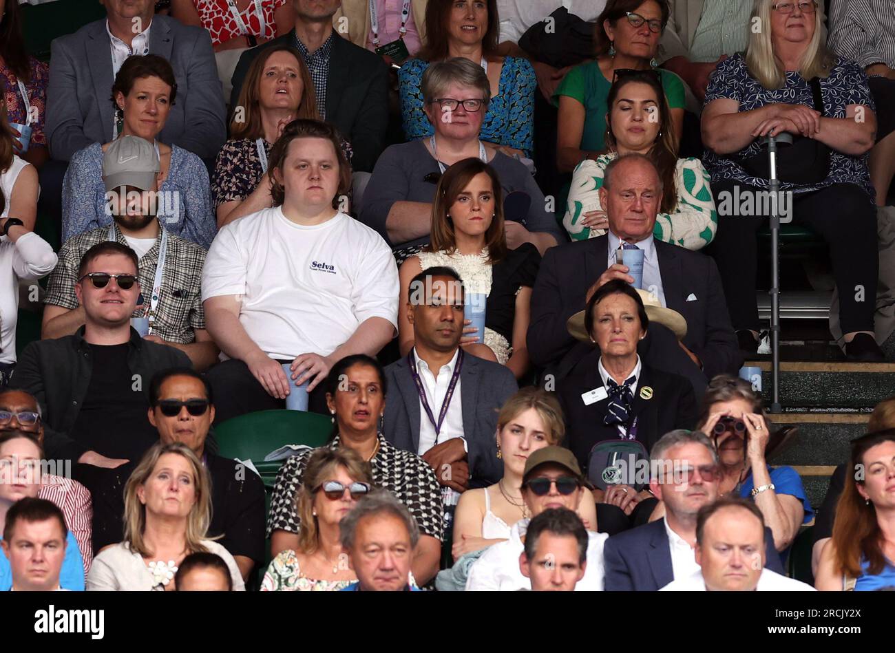 Lewis Capaldi et Emma Watson (au centre) regardent la finale du simple féminin entre ONS Jabeur et Marketa Vondrousova le 13e jour des Championnats de Wimbledon 2023 au All England Lawn tennis and Croquet Club à Wimbledon. Date de la photo : Samedi 15 juillet 2023. Banque D'Images