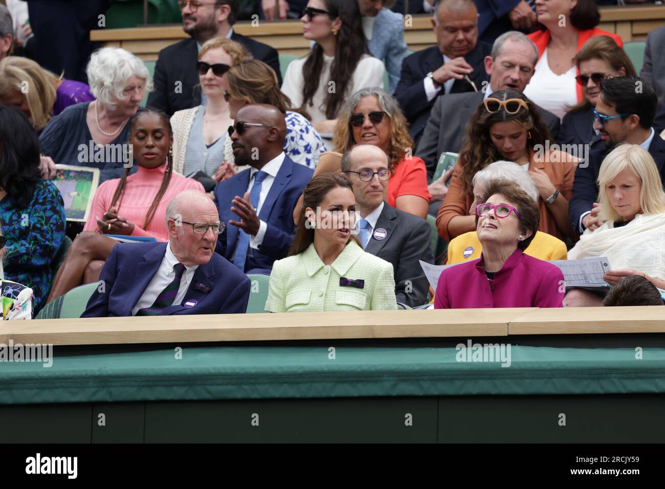 Londres, Royaume-Uni. 15 juillet 2023. 15 juillet 2023 ; All England Lawn tennis and Croquet Club, Londres, Angleterre : Tournoi de tennis de Wimbledon ; Match final des femmes simples, Marketa Vondrousova contre ONS Jabeur sur le court central alors que SAR la Princesse de Galles parle à Billie Jean King crédit : action plus Sports Images/Alamy Live News Banque D'Images