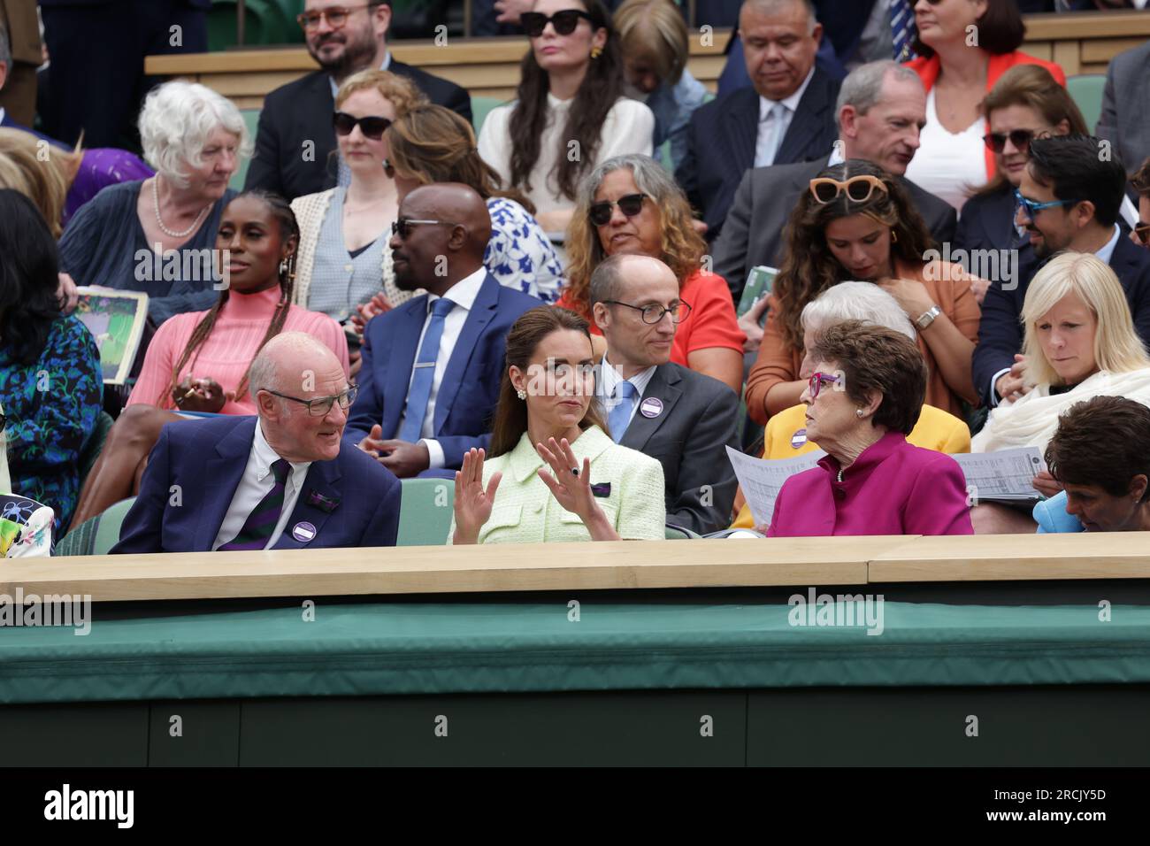 Londres, Royaume-Uni. 15 juillet 2023. 15 juillet 2023 ; All England Lawn tennis and Croquet Club, Londres, Angleterre : Tournoi de tennis de Wimbledon ; Match final des femmes simples, Marketa Vondrousova contre ONS Jabeur sur le court central alors que SAR la Princesse de Galles parle à Billie Jean King crédit : action plus Sports Images/Alamy Live News Banque D'Images